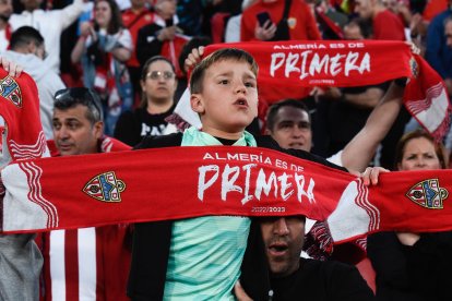 Un pequeño aficionado mostrando la bufanda de su equipo del alma que logró una gran victoria.
