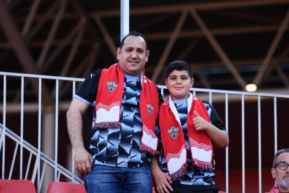 Bien equipados con la camiseta azul del Almería y las bufandas rojiblancas.