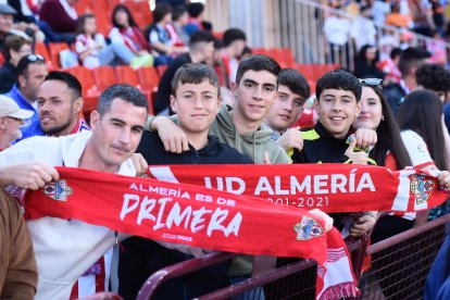 Un grupo de jóvenes aficionados en la primera fila del Fondo Sur.
