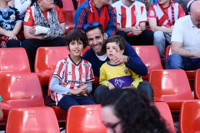 Cada vez se ven más ‘peques’ en las gradas del recinto de la Vega de Acá.