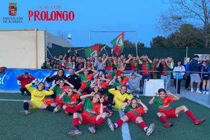 Las familias siempre cerca de las jugadoras y cuerpo técnico.
