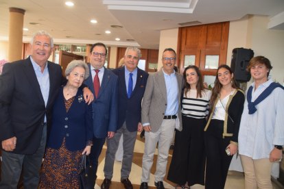 Juan José rodeado de la familia, madre, hijos y demás.