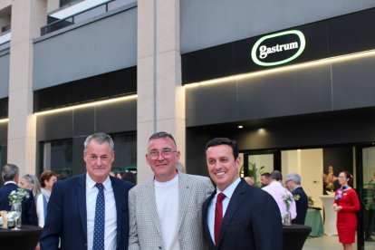 El presidente de la Diputación de Almería, Javier Aureliano acompañó a Bravo Castillo en el evento.