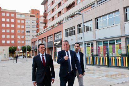 El presidente de la Diputación de Almería, Javier Aureliano acompañó a Bravo Castillo en la inauguración.