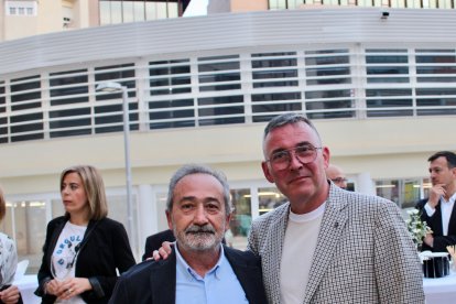 Familiares, amigos y  diversas personalidades del sector sanitario, social y empresarial de Almería arroparon al Dr Bravo Castillo en esta nueva andadura profesional.