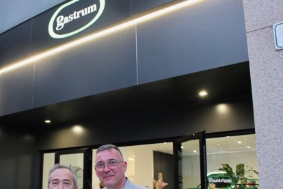 Familiares, amigos y  diversas personalidades del sector sanitario, social y empresarial de Almería arroparon al Dr Bravo Castillo en esta nueva andadura profesional.