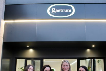 Familiares, amigos y  diversas personalidades del sector sanitario, social y empresarial de Almería arroparon al Dr Bravo Castillo en esta nueva andadura profesional.