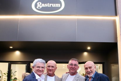 Familiares, amigos y  diversas personalidades del sector sanitario, social y empresarial de Almería arroparon al Dr Bravo Castillo en esta nueva andadura profesional.