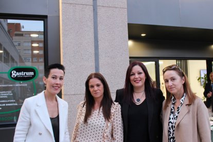 Familiares, amigos y  diversas personalidades del sector sanitario, social y empresarial de Almería arroparon al Dr Bravo Castillo en esta nueva andadura profesional.