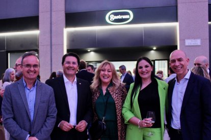 Familiares, amigos y diversas personalidades del sector sanitario, social y empresarial de Almería arroparon al Dr Bravo Castillo en esta nueva andadura profesional.