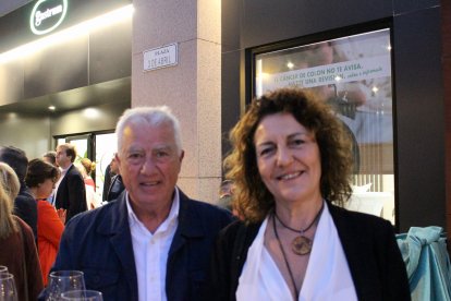 Familiares, amigos y diversas personalidades del sector sanitario, social y empresarial de Almería arroparon al Dr Bravo Castillo en esta nueva andadura profesional.