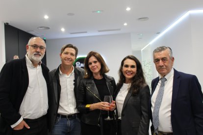 Familiares, amigos y diversas personalidades del sector sanitario, social y empresarial de Almería arroparon al Dr Bravo Castillo en esta nueva andadura profesional.