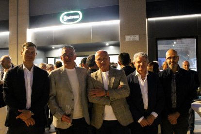 Familiares, amigos y diversas personalidades del sector sanitario, social y empresarial de Almería arroparon al Dr Bravo Castillo en esta nueva andadura profesional.