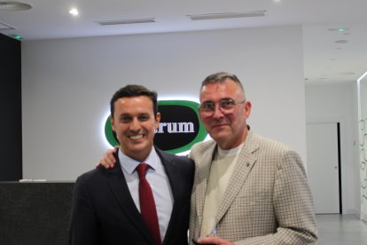 El presidente de la Diputación de Almería, Javier Aureliano acompañó a Bravo Castillo en la inauguración.