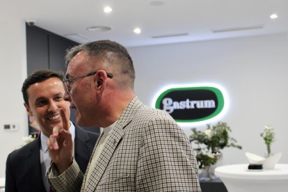 El presidente de la Diputación de Almería, Javier Aureliano acompañó a Bravo Castillo en la inauguración.