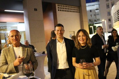 Familiares, amigos y diversas personalidades del sector sanitario, social y empresarial de Almería arroparon al Dr Bravo Castillo en esta nueva andadura profesional.