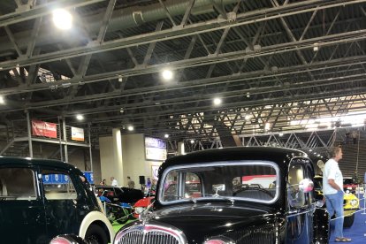 STAND DE EXPOSICIÓN COCHES DE ÉPOCA
