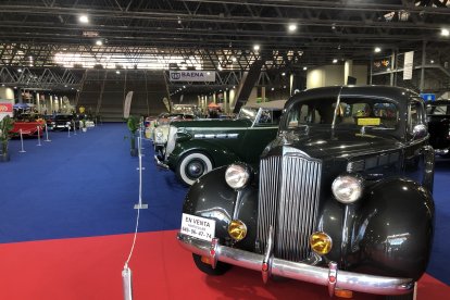 STAND DE EXPOSICIÓN Y COCHES DE ÉPOCA EN VENTA