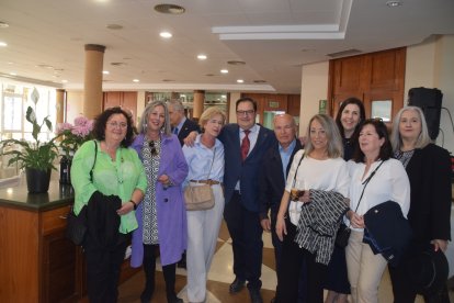 Un grupo de compañeras rodearon a Juan José Muñoz del Pozo, acompañado de Pascual Rojas.