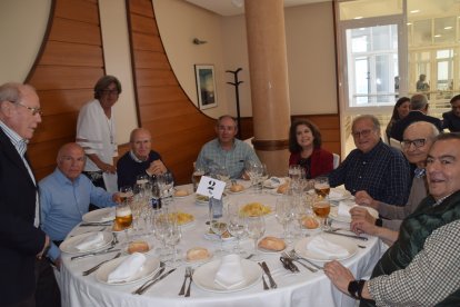 Viejas glorias de Unicaja arropando a su compañero.