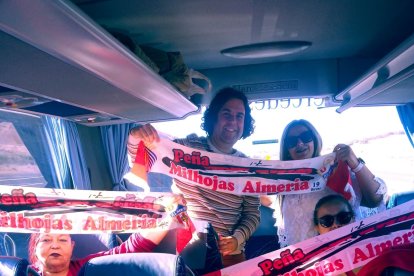 Peñistas de Milhojas, rumbo a Madrid para animar al equipo de Rubi.