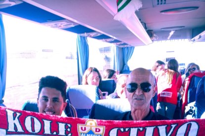 Peñistas de la Peña Los Tiesos, rumbo al Estadio del Atlético de Madrid.