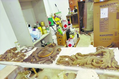 Relieves originales de escayola de la parte superior de las puertas del salón de plenos