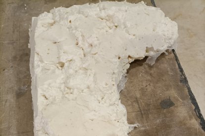 Envueltos en espuma de poliuretano se retiraron algunos de esos relieves