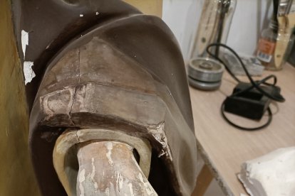 Una de las falanges de la imagen está partida y se intervino en ella con silicona