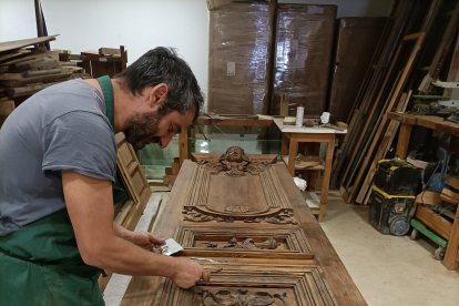 Restauración de una de las puertas del salón de plenos