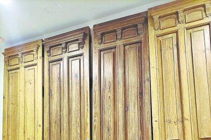 Puertas del Ayuntamiento ya restauradas en las que se contempla, en la parte baja, un aumento de tamaño