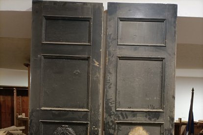 Puertas aún pendientes de restaurar y que se colocarán en la biblioteca
