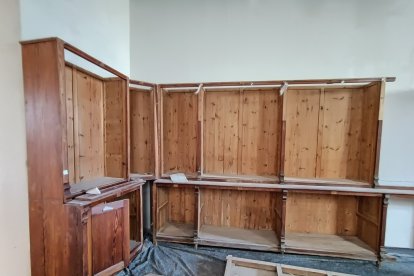 Armarios de la biblioteca ya restaurados y colocados 