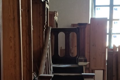 Escalera de la biblioteca ya restaurada que daba entrada a su segunda planta