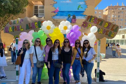 Madres asistentes a esta fiesta de la primavera.