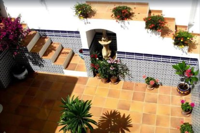 El patio con flores.