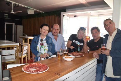 El equipo del Mesón Pepa de San Juan de Los Terreros de Pulpí, en la terraza de la cuarta planta.