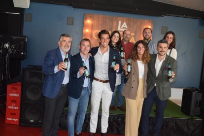 El equipo de Cruzcampo, en la Cuarta Planta, dando a conocer la nueva cerveza ‘Tremenda’, baja en alcohol.