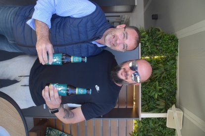 Nueva ‘Tremenda’, baja en alcohol. Manuel Nñez y Juanjo Martín, con la nueva cerveza de Cruzcampo ‘Tremenda’, con la mitad de alcohol.