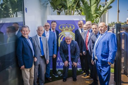 La junta directiva de la peña con el alcalde de Roquetas.