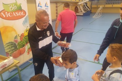 Repartiendo el desayuno saludable.