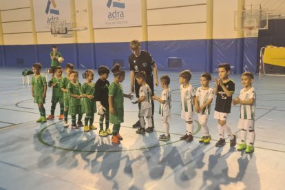 Los equipos se saludan en la pista.