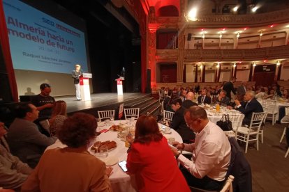 El Teatro Cervantes acogió el desayuno con la ministra de Transportes.