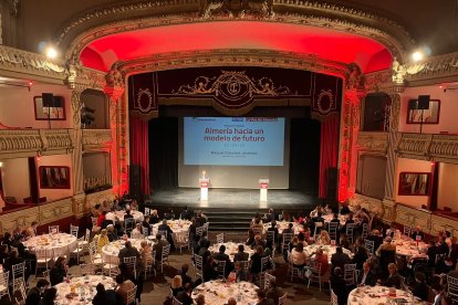 El Teatro Cervantes acogió el desayuno con la ministra de Transportes.