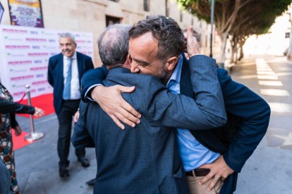 Sergio Viñolo abraza a Jerónimo Parra.