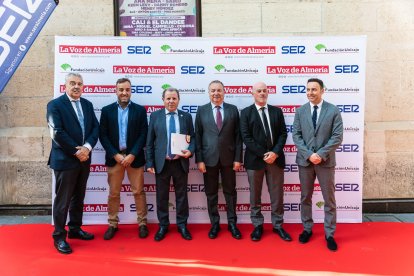 Juan Fernández, consejero delegado de LA VOZ; Sergio Viñolo, de Luxeapers; Jerónimo Parra, de la Cámara de Comercio; Pedro M. de la Cruz, director de LA VOZ; Francisco Cañadas, de Fundación Unicaja; y Ricardo Céspedes, director comercial de LA VOZ