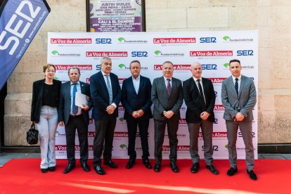 Directivos de La Voz de Almería junto a Jerónimo Parra, de la Cámara de Comercio: Francisco Cañadas, de Fundación Unicaja, y Juan Cano, de J. Cano.