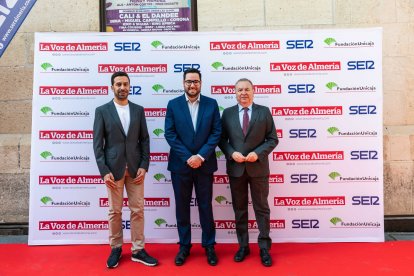 Alfonso Heredia, concejal del Ayuntamiento de Tabernas; José Díaz Ibáñez, alcalde de Tabernas; y Pedro M. de la Cruz, director de La Voz de Almería.