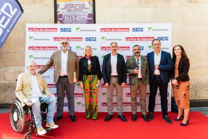 Fotografía de familia de los representantes de la Mesa del Tren.