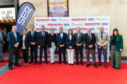 La ministra posa junto a directivos de La Voz de Almería; Francisco Cañadas, de la Fundación Unicaja; el empresario Juan Cano; y autoridades y representantes socialistas.